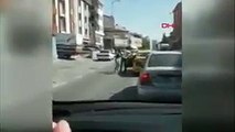 Taksi şoförü, kadın yolcuyu bacağından tutup dışarıya attı!