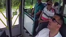Rahatsızlanan yolcuyu halk otobüsüyle hastaneye götürdü - ÇANAKKALE