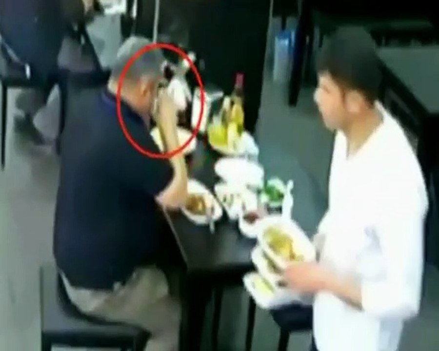 Yediği Yemek Soluk Borusuna Kaçınca Heimlich Manevrası Yöntemiyle Kurtarılan Adam