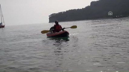 Somalı Madenciler İçin Kanoyla Yolculuk Yapıyor