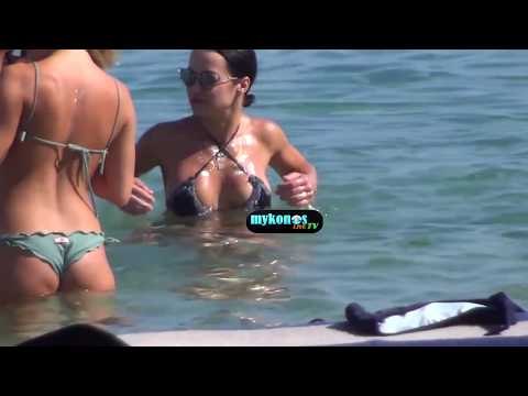 Η Ρωσίδα με το ξεσκισμένο τζιν bikini που τους άφησε όλους άφωνους στην Ψαρρού