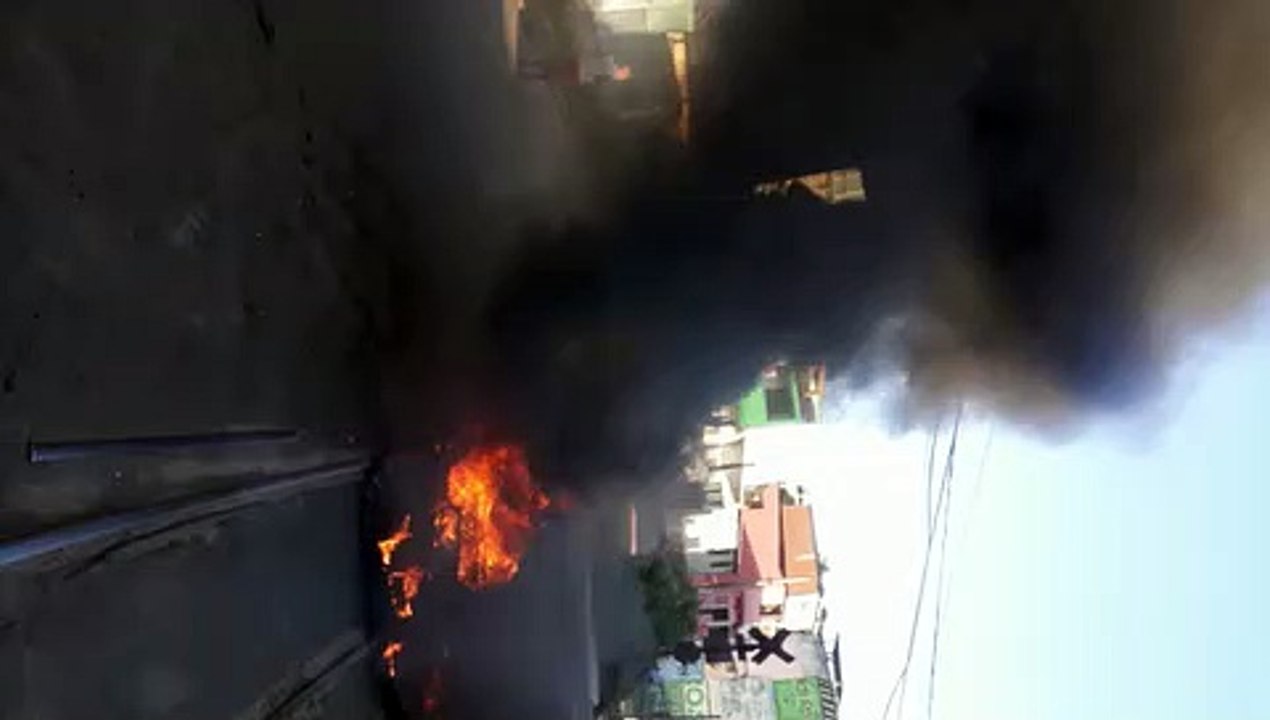 Moradores pedem por sinalização e interditam rua em Vila Velha