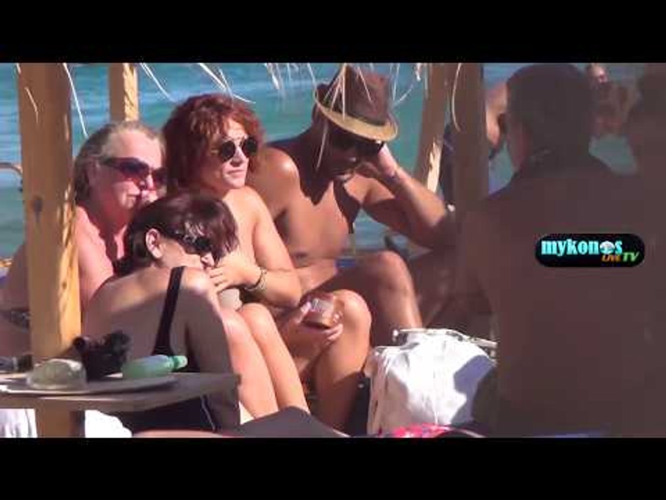 Ελεονώρα Ζουγανέλη:  Δεκαπενταύγουστος με το αμόρε και τους γονείς της στην Μύκονο