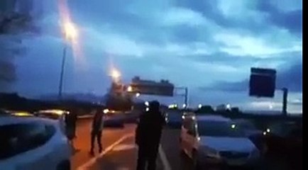 Piquete independentista le enseña el culo a una mujer
