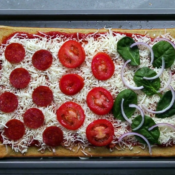Wenn du Pizza liebst, aber gerade Diät machst, dann ist diese knusprige Quinoa-Pizza vom Backblech genau das Richtige für dich.Hier geht's zum Rezept: