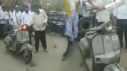 VIDEO: पेट्रोल-डीजल के दाम बढ़ने के खिलाफ इस शख्स ने जलाया अपना ही स्कूटर