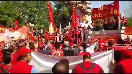 1 Mayısta ölen işçiler için saygı duruşu