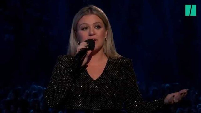 Kelly Clarkson n'a pas pu s'empêcher de pleurer aux Billboard dans un discours anti-armes à feu