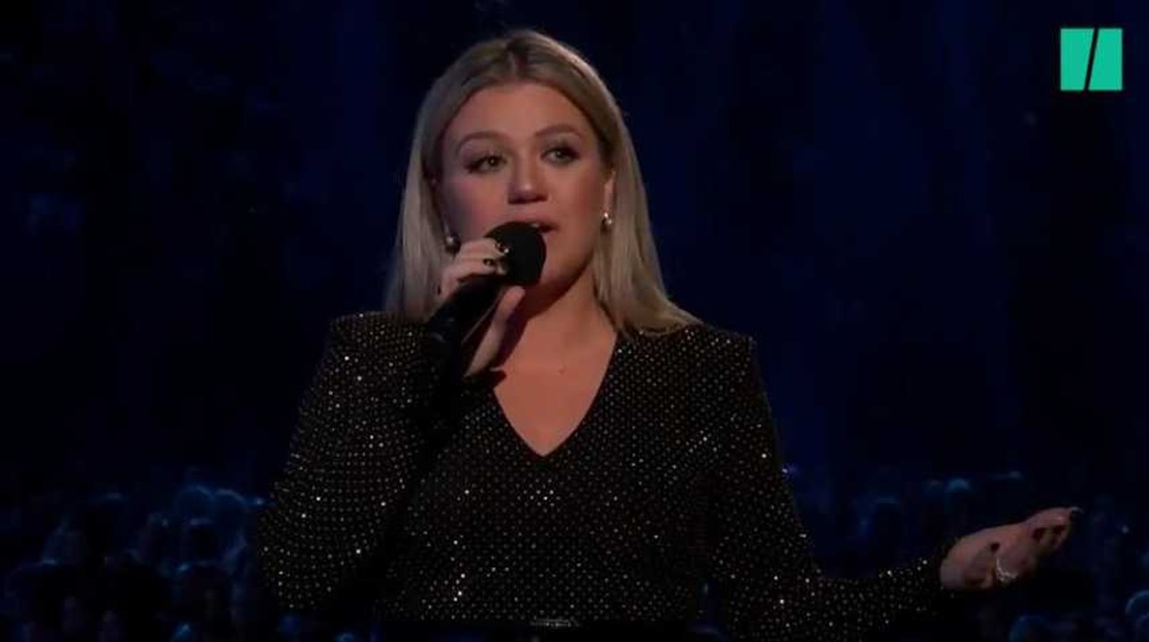 Kelly Clarkson n'a pas pu s'empêcher de pleurer aux Billboard dans un discours anti-armes à feu