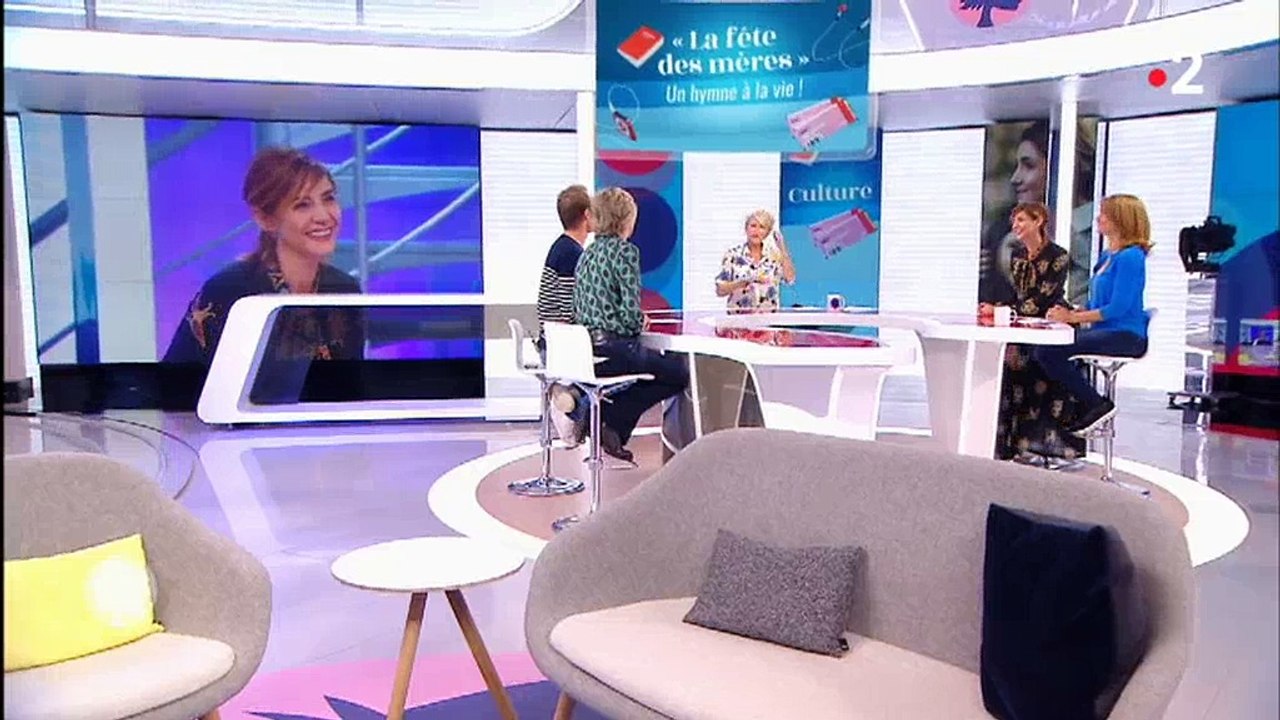 Sophie Davant fait fondre en larmes son assistant de production dans "C'est au programme"