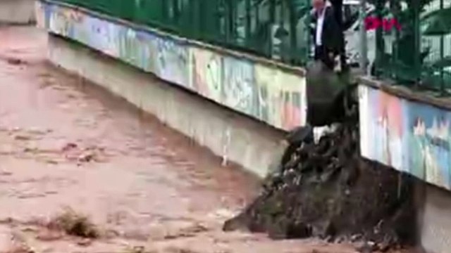 Erzurum'da şiddetli yağış; çay taştı, evler sular altında kaldı!