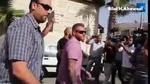 فلسطينيون يرشقون وفدا امريكيا بالحجارة بالقرب من بيت لحم....