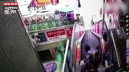 Un garçonnet se coince la main dans l'escalator d'un centre commercial (vidéo)