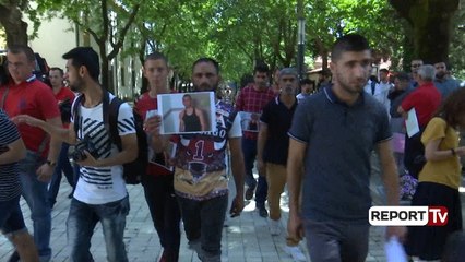 Vdiq në komisariat, familjarët e korçarit Enea Ftoj protestë te Ministria e Brendshme: Duam drejtësi