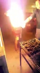 Ils font cuire leur viande de barbecue avec une bonbonne de gaz