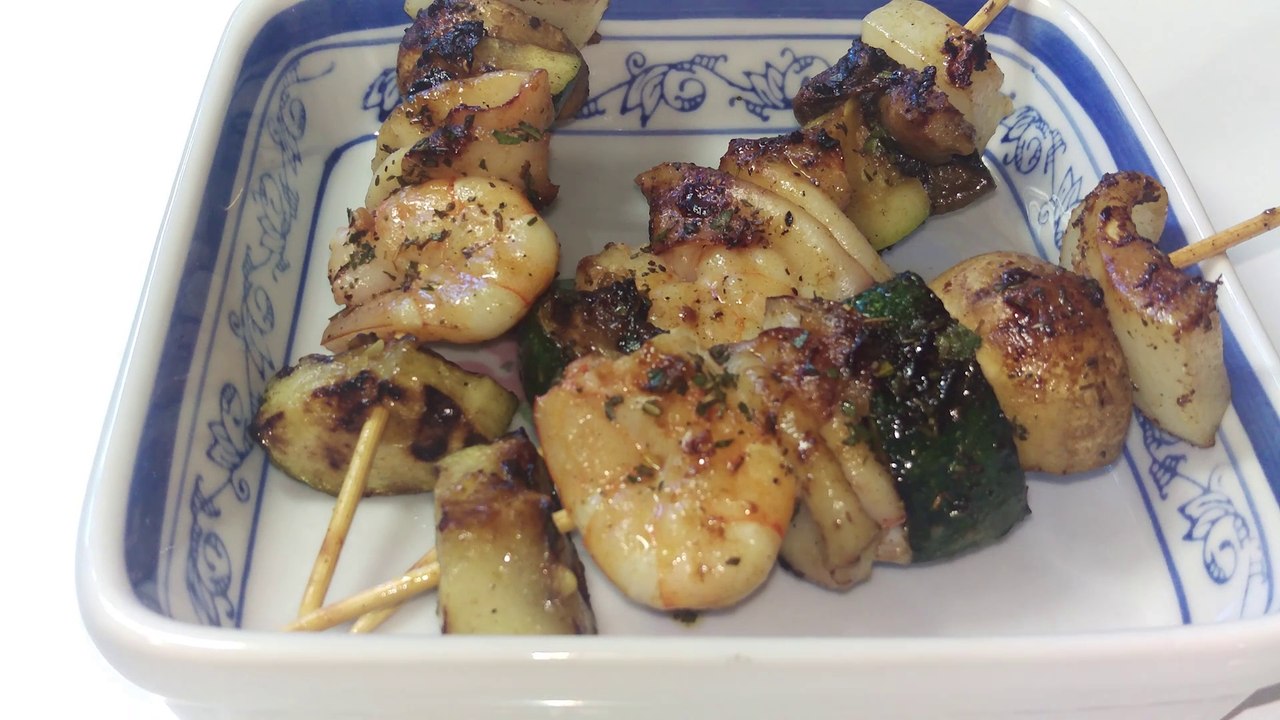 brochetas marineras con verduras, seafood brochettes with vegetables