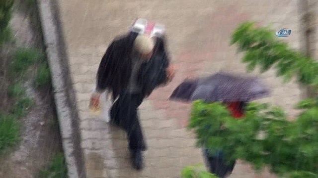 Şiddetli yağış hayatı felç etti... Aniden bastıran yağış, caddeleri gölete çevirdi