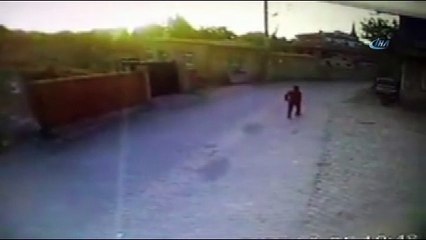 Güpegündüz motosiklet hırsızlığı... Olay anı güvenlik kamerasında