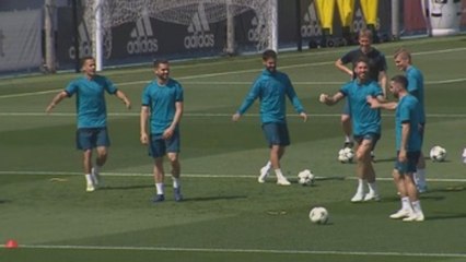 Zidane luce plantilla en un entrenamiento multitudinario (C)  (C)