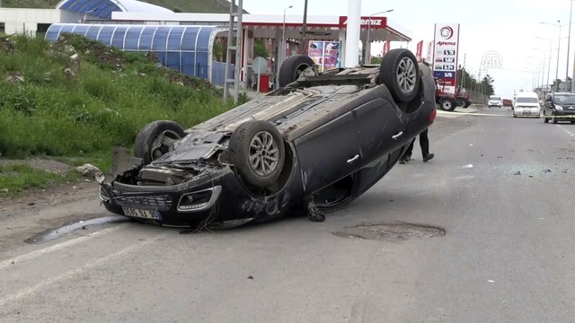 Lastiği patlayan otomobil refüje çarptı - KARS