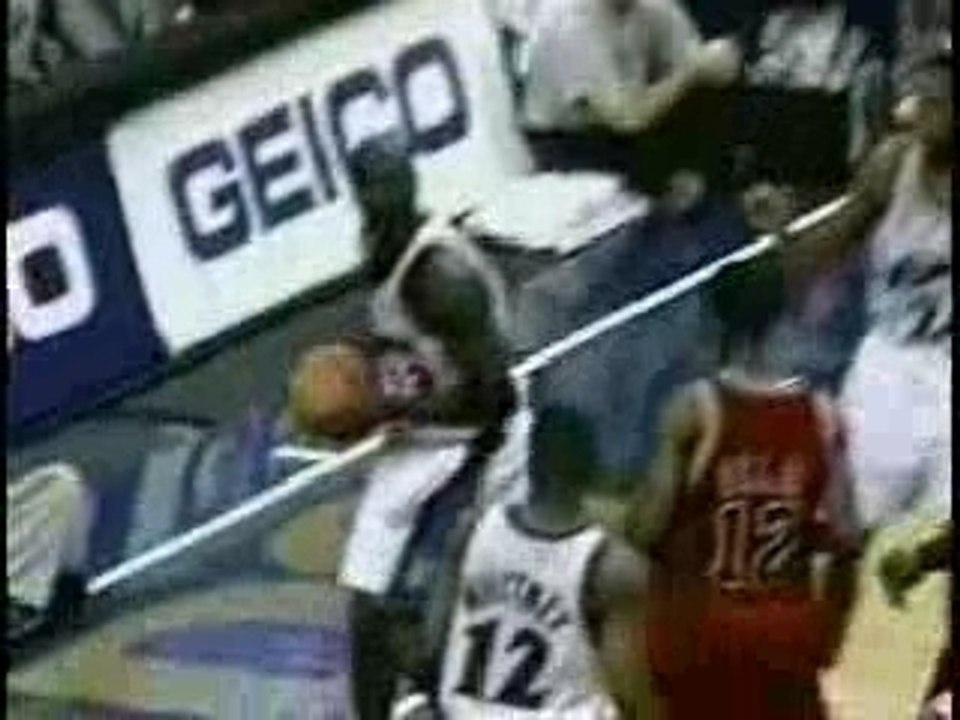 Michael Jordan blocks Ron Mercer