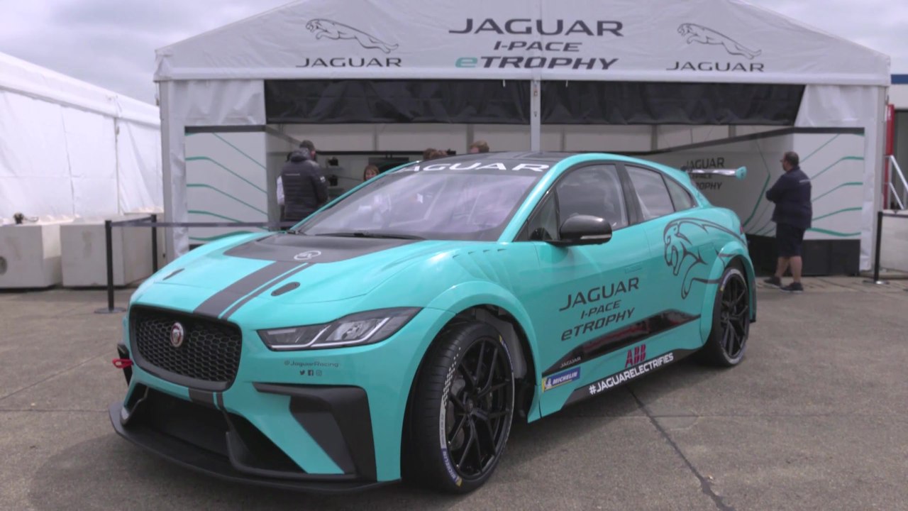 Jaguar I-PACE eTROPHY Car Garage