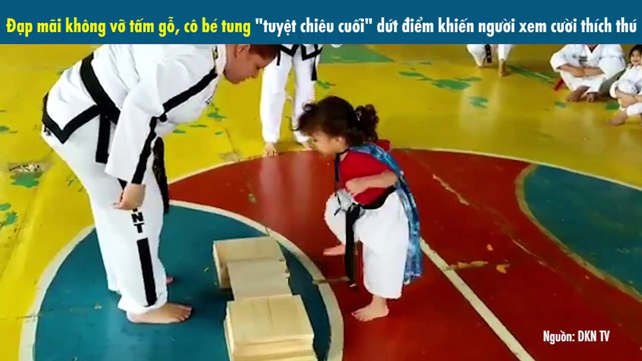Đạp mãi không vỡ tấm gỗ, cô bé tung "tuyệt chiêu cuối" dứt điểm khiến người xem cười thích thú