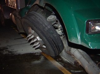 Trailer pierde el control y derriba cerca de tres poste metálico sin dejar víctimas mortales en la vía Narcisa de Jesus