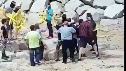 Polémica por las cruces amarillas en la playa