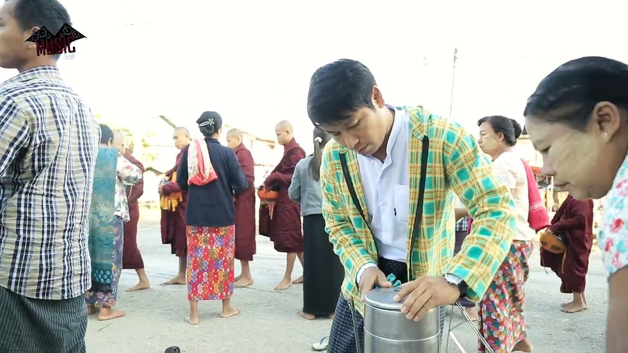 အေၾကာ္ေရာင္းၿပီး ဝမ္းေက်ာင္းခဲ့ရတဲ့ မေနာရဲ႕ ငယ္ဘဝ---------------------------ဗိုလ္ေအာင္ဒင္ သီခ်င္းနဲ႔ ပရိသတ္ရင္ကို ထိေအာင္ ပစ္ခတ္ႏုိင္ခဲ့တဲ့ အဆိုေတာ္ မေနာကေတာ့