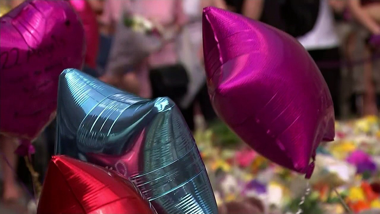 Manchester attack service: hundreds of tributes!