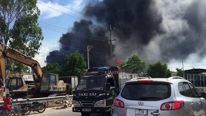 Cận cảnh vụ cháy kinh hoàng khiến 100 tỷ đồng thành tro bụi