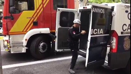 Nuestro agente Guaje, especializado en restos humanos, entra en el edificio semiderrumbado