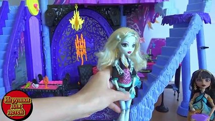 Играем в куклы Monster High серия 55 Малефисента навестила больных учениц Клео де Нил и Лагуни