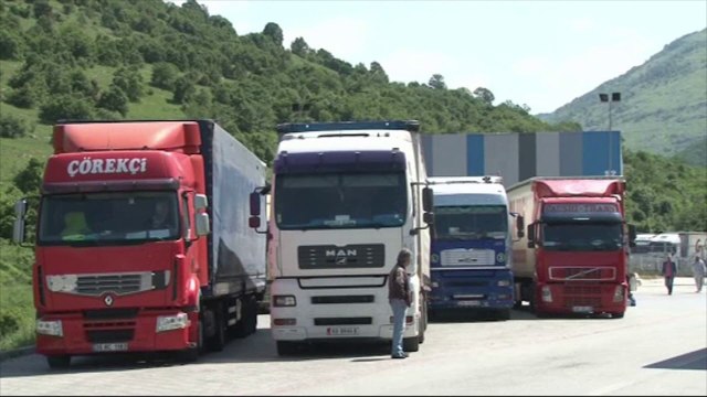 RADHE TE GJATA NE PIKAT E KAPSHTICES DHE KAKAVIJES, KAMIONET DHE AUTOBUSET KALOJNE NE SKANER LAJM