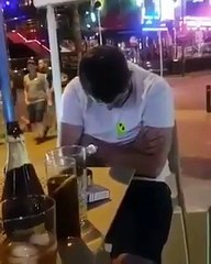 Endormi à sa table en plein dîner il s'effondre et provoque l'hilarité !