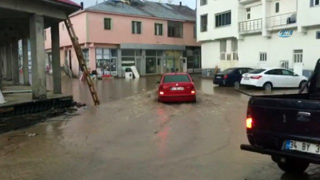 Karlıova'da sağanak yağış caddeleri göle çevirdi