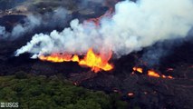 A Hawaï, la lave atteint l'océan et des fumées acides se forment