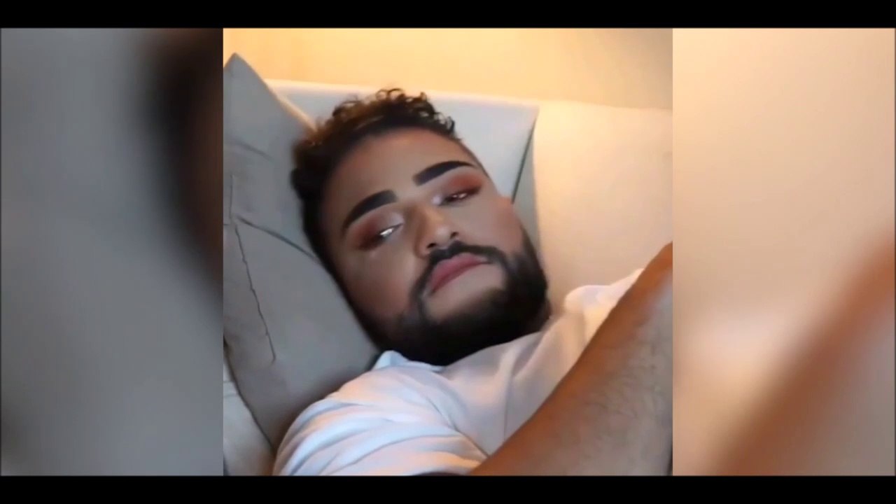 Elle fait une belle blague à son copain qui dort.... Petit makeup sympa