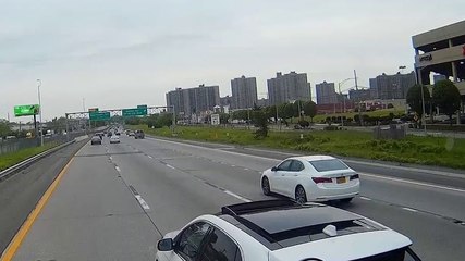 Une voiture empêche un camion de passer