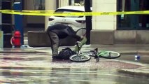 Un homme n'hésite pas à fouiller un sac qui pourrait contenir de une bombe !