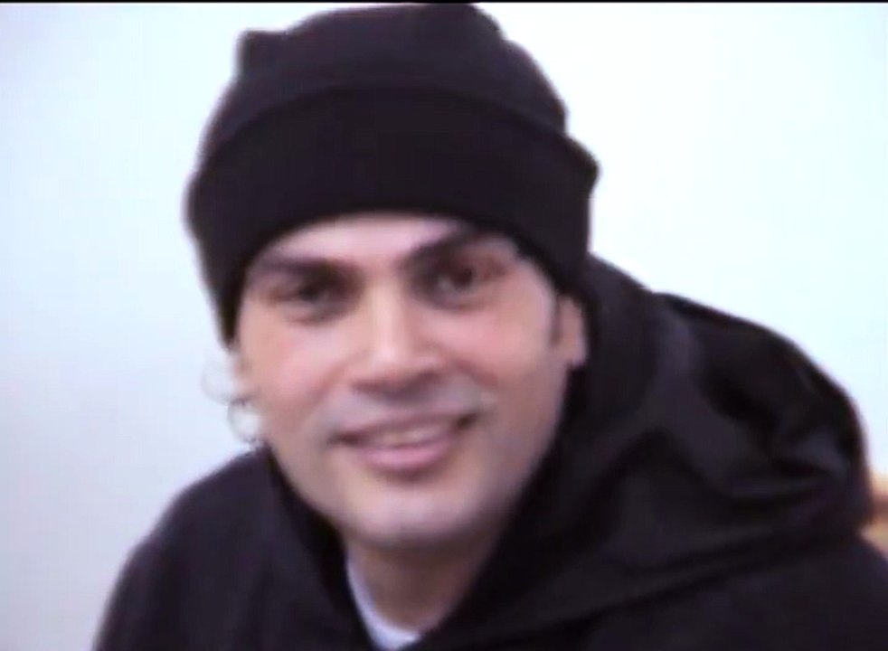 يا اقرب مني ليا... يا كل الدنيا ديا... يا اجمل حاجة فيا ونور عينيا وحشتني!ليالي تغيب عليا ولسه فاكرك يا حبيبي... يا غايب عن عينيا ولسه شايفك ياحبيبيبحبك وانت