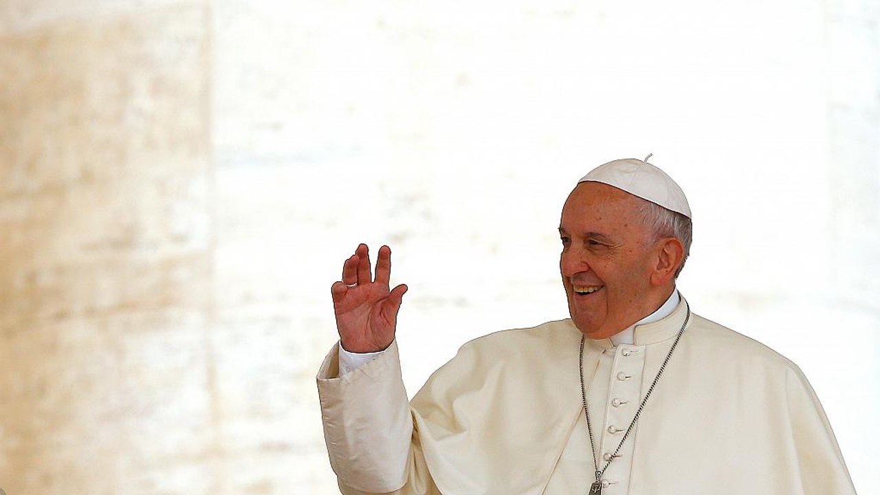 البابا فرانسيس يخبر مثلياً أن "الله يحب المثليين"