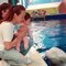 Beluga balinası tarafından öpülen minik bebek