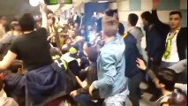 Kadıköy metrosunda Galatasaraylı genci kucaklayan Fenerbahçeliler