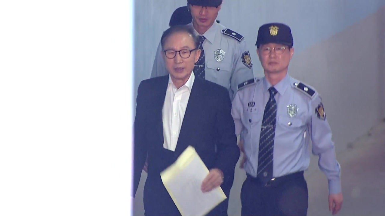 [현장영상] 구속 후 62일 만에 모습 드러낸 이명박 전 대통령 / YTN