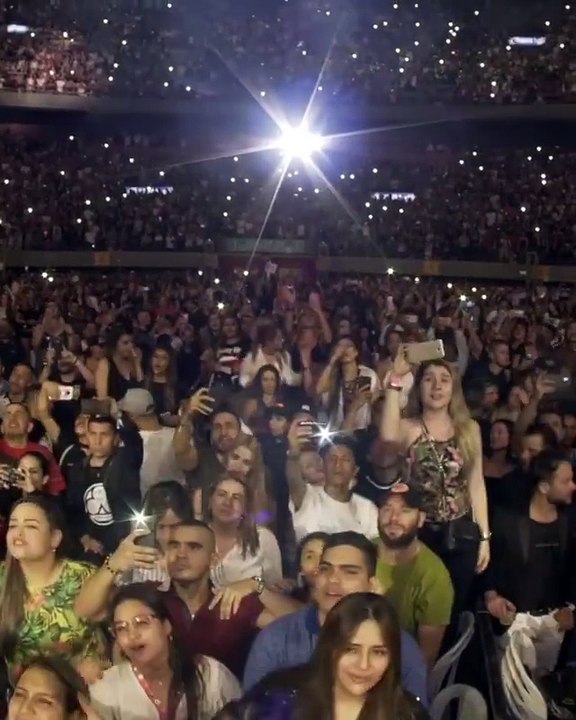 Aunque digan que soy un #BANDOLERO donde voy, le doy gracias a DIOS por hoy estar donde estoy.Noche histórica con EL ABAYARDE @tegocalderon...#DonOmar #Los