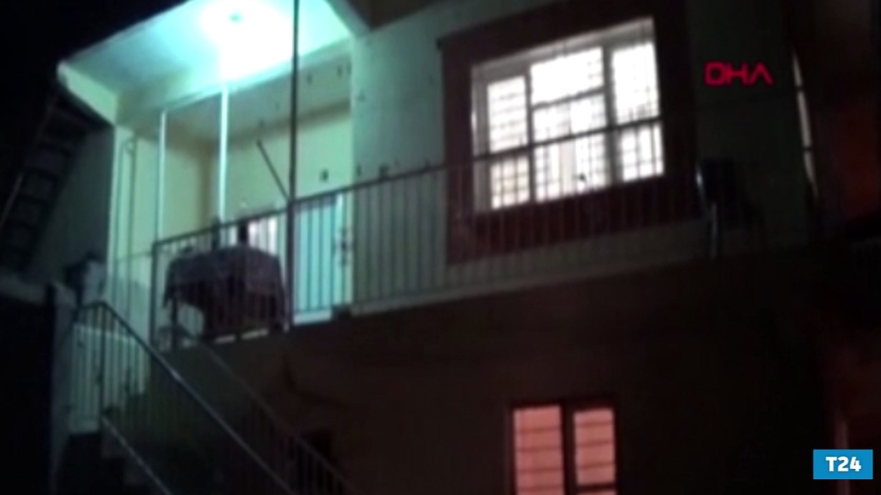 Anne ve babasının boğazını keserek öldürdü