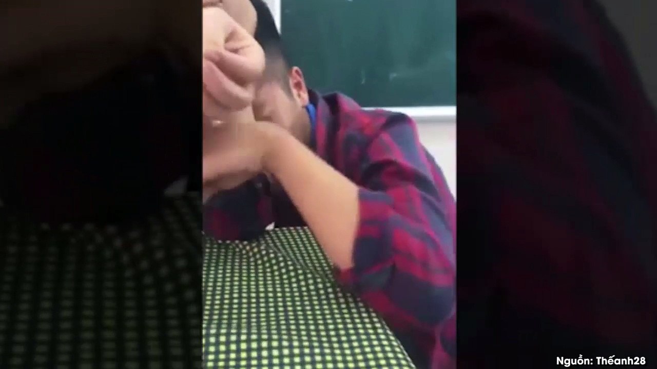 Nam sinh kêu khóc thảm thiết khi bị cô giáo tịch thu điện thoại khiến dân mạng cười bò