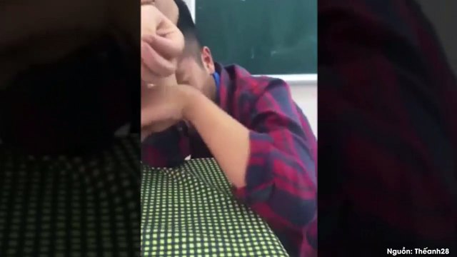 Nam sinh kêu khóc thảm thiết khi bị cô giáo tịch thu điện thoại khiến dân mạng cười bò